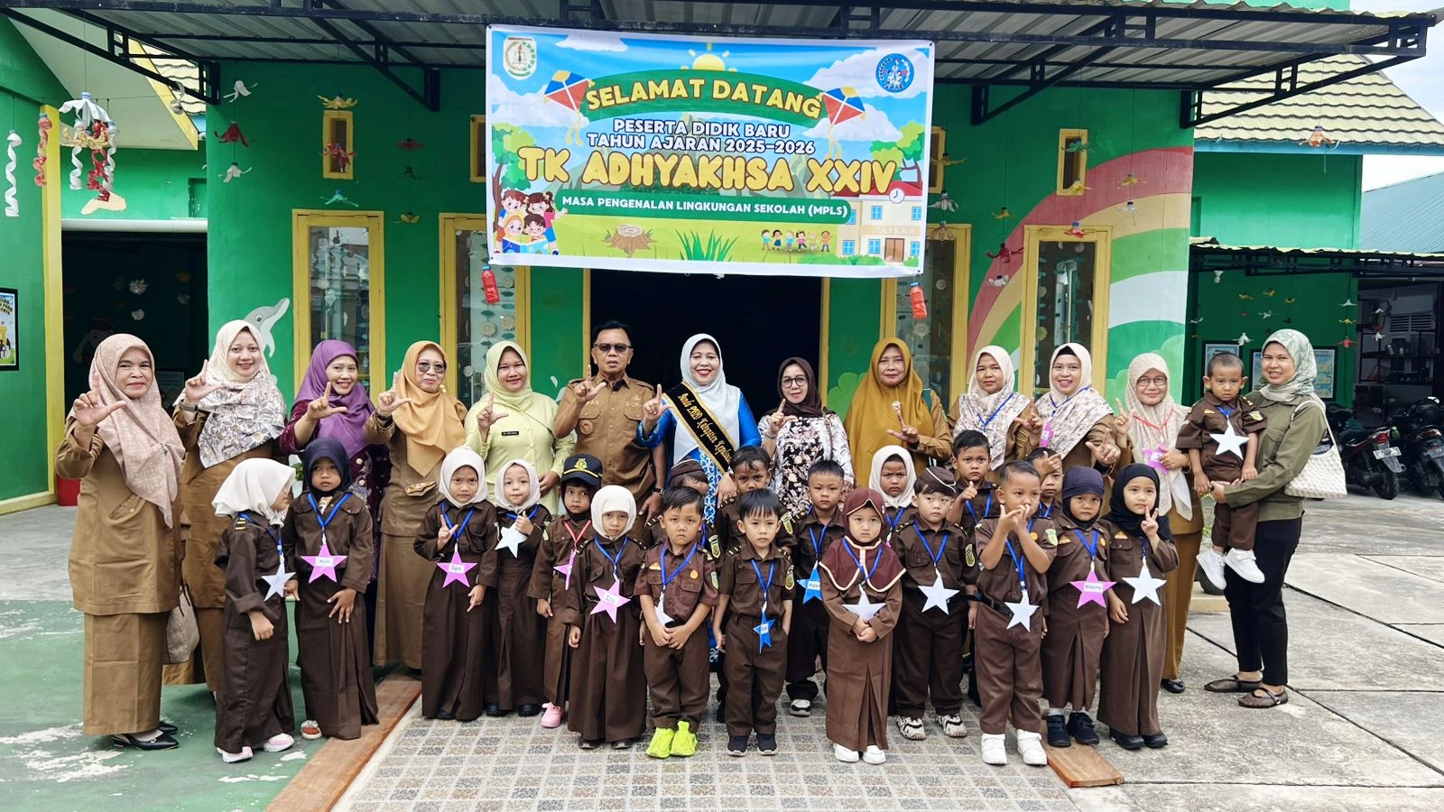 Bupati Meranti H. Asmar saat foto bersama dengan Anak-anak TK Adhyakhsa Selatpanjang.