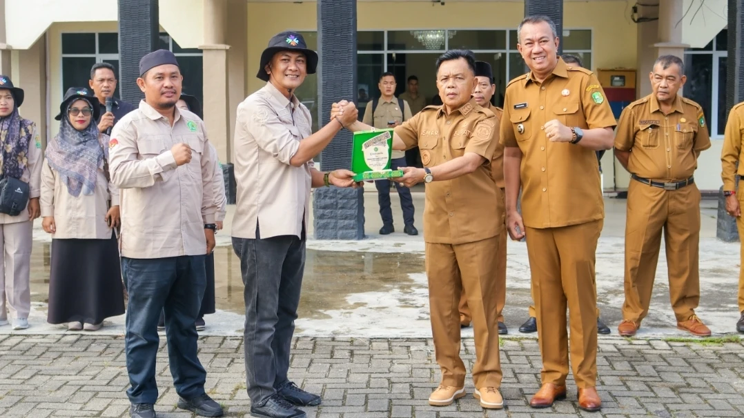Bupati Meranti H. Asmar saat menerima cendramata dari IAIN Datuk Laksamana Bengkalis