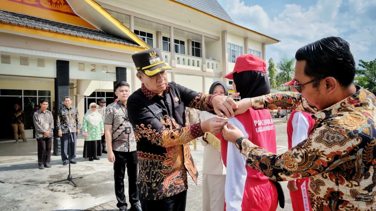 Wakil Bupati Muzamil saat menyematkan Pin Bendera Secara Simbolis kepada calon pasukan Paskibraka Kep. Meranti.