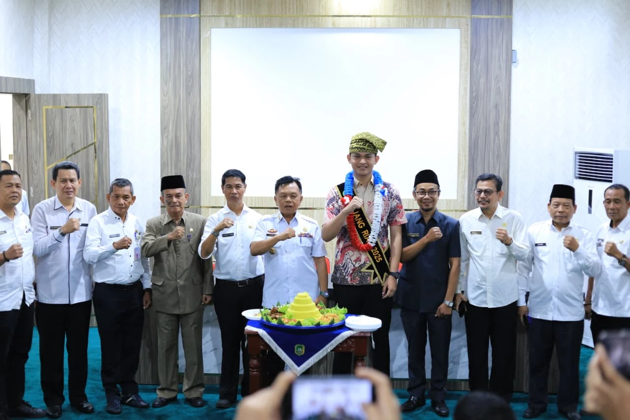 Bupati AKBP (Purn) H. Asmar menyambut hangat kepulangan Muhammad Rafly Sanjani, pemenang Bujang Riau 2025.
