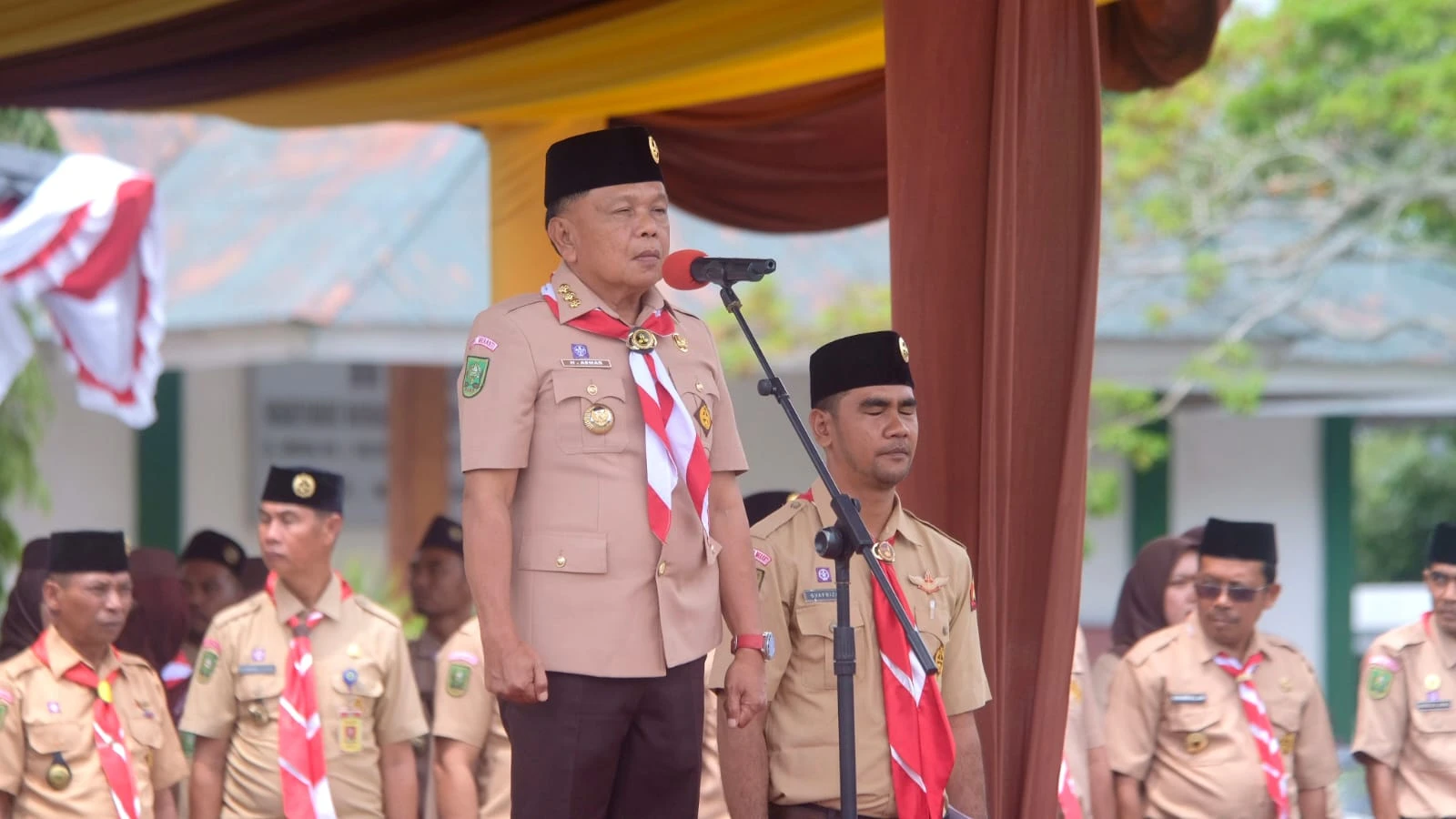 Bupati Meranti H. Asmar saat memimpin Upacara peringatan Hari Pramuka ke 64.