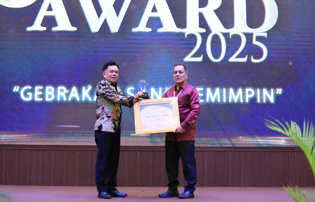 Bupati Meranti H. Asmar saat menerima Penghargaan pada Ajang Tribun Pekanbaru Award.