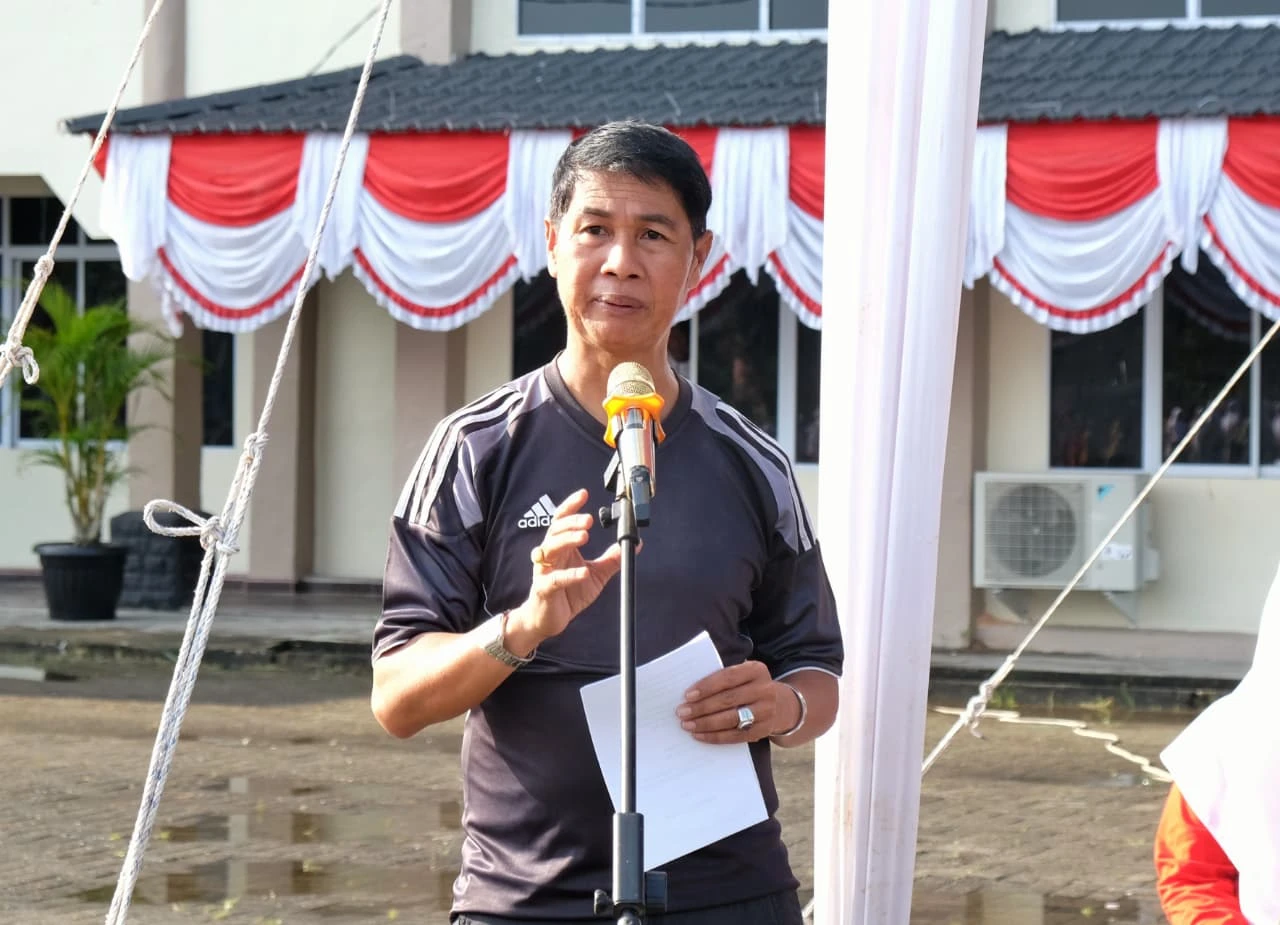 Plh. Sekretaris Daerah Kabupaten Kepulauan Meranti, Sudandri Jauzah buka Lomba Senam Anak Indonesia Hebat yang di taja Oleh PGRI Kepulauan Meranti.