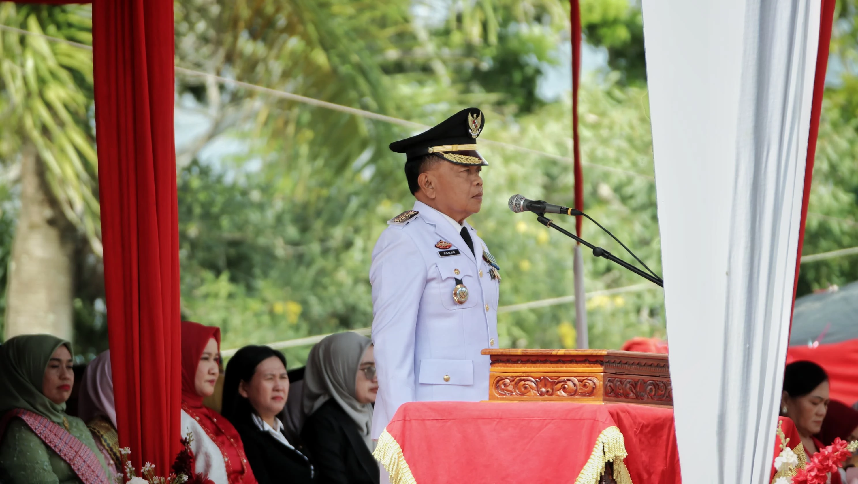 Bupati Meranti H. Asmar saat menjadi Pemimpin Upacara HUT RI Ke 80 di Halaman Kantor Bupati.