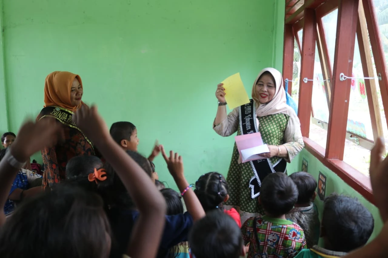 Bunda Paud Kepulauan Meranti H. Ismiatun Asmar, S.E melakukan kunjungan ke TK Al Hidayah Jarak Jauh di Nerlang Desa Sungai Tohor Barat, Kecamatan Tebing Tinggi Timur