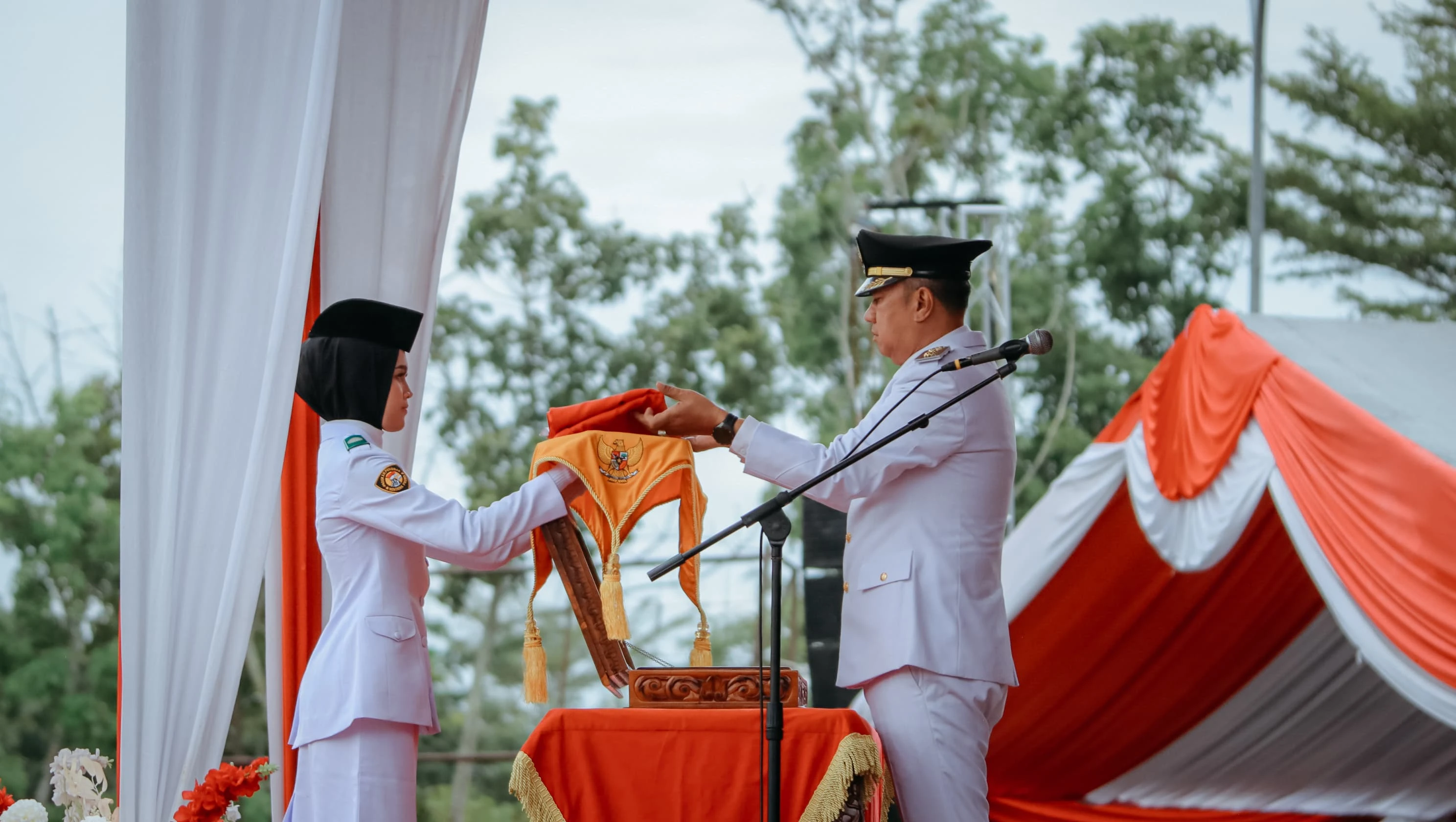 Wakil Bupati Meranti Muzamil Baharudin saat menerima Bendera Merah Putih pada Upacara Penurunan Bendera Merah Putih HUT RI ke 80.