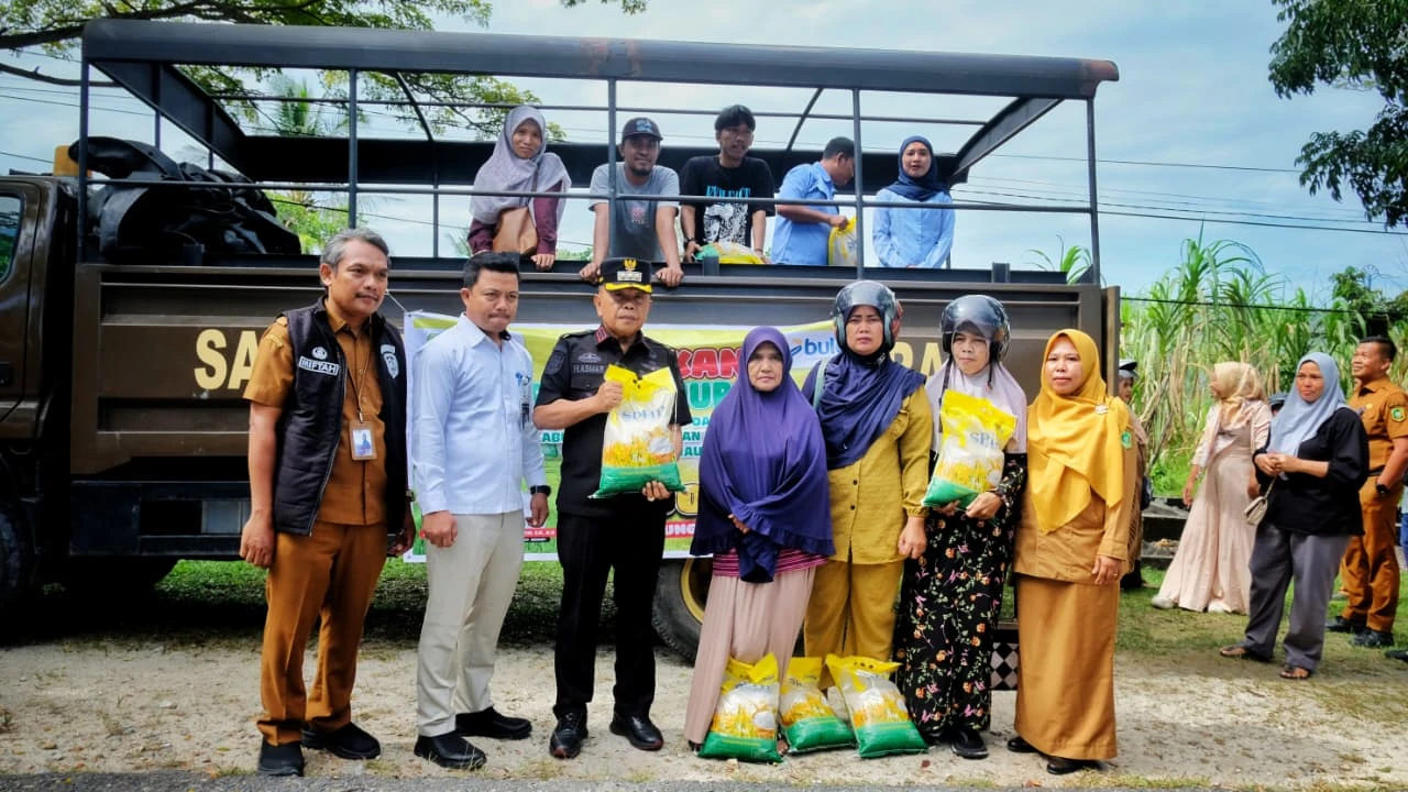 H. Asmar, meninjau langsung ketersediaan beras di sejumlah titik distribusi di Kecamatan Tebingtinggi