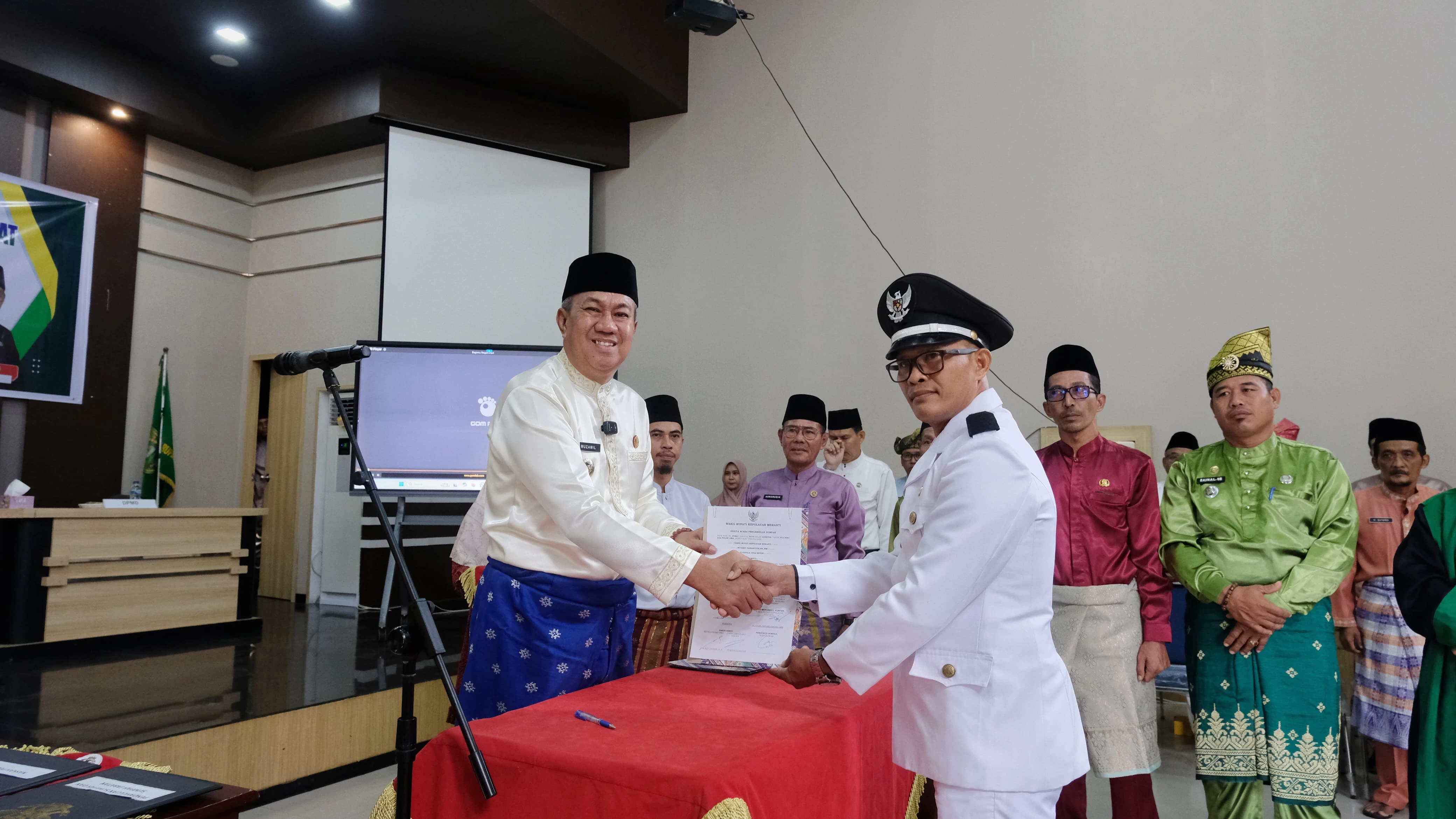Wakil Bupati Muzamil saat melanti Pejabat Kepala Desa