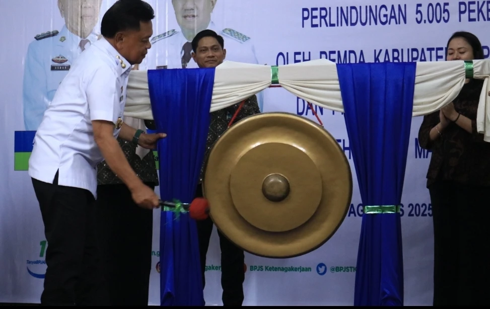 Bupati Meranti H. Asmar saat memukul gong tanda Grandlaunching Program Perlindungan Pekerja Rentan yang mencakup 5.005 pekerja, di Aula Kantor Bupati Kepulauan Meranti