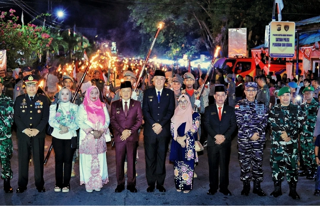 Bupati dan wakil bupati beserta jajaran Forkopimda. Memeriahkan pawai obor dalam rangka memperingati Hari Ulang Tahun ke-80 Kemerdekaan
