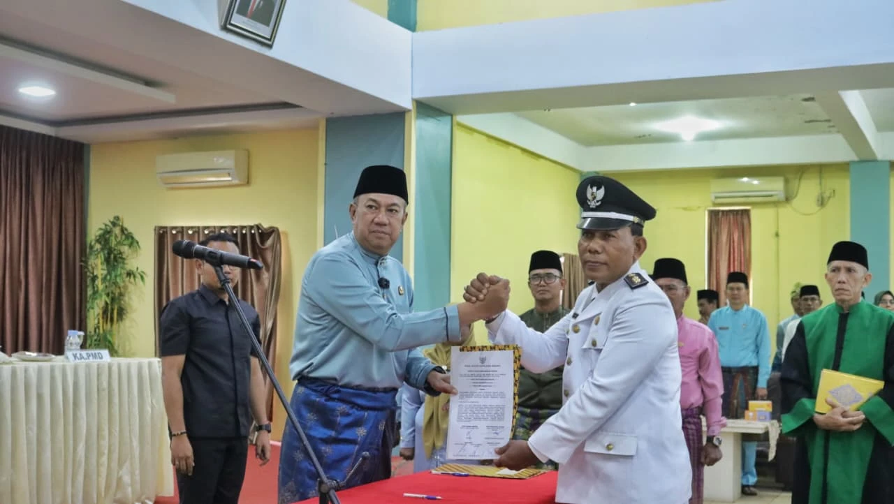 Wakil Bupati Meranti Muzamil Baharudin saat melakukan Pengukuhan perpanjangan masa jabatan Kepala Desa dan Pelantikan Pejabat Kepala Desa.