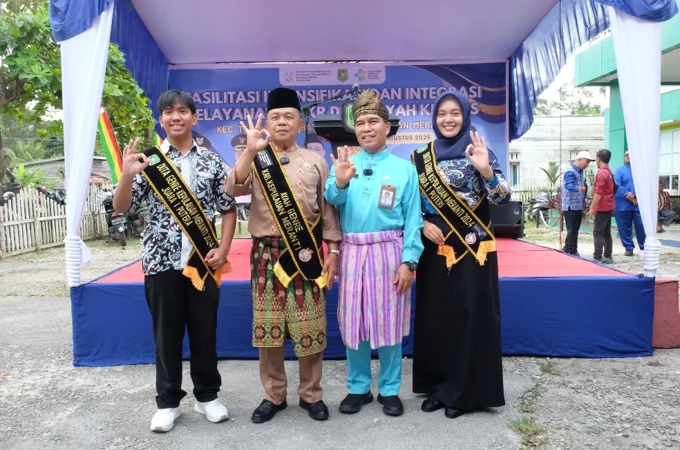 H. Asmar, membuka kegiatan Bakti Sosial (Baksos) Pelayanan Keluarga Berencana (KB), sekaligus dikukuhkan sebagai Bapak Asuh Anak Stunting dan Ayah Generasi Berencana (Genre) Kabupaten Kepulauan Meranti Tahun 2025