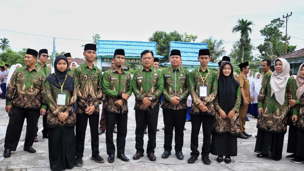 Bupati Kepulauan Meranti, AKBP (Purn) H. Asmar, melepas Kontingen Olimpiade Madrasah Indonesia (OMI) Kabupaten Kepulauan Meranti Tahun 2025. Pelepasan tersebut berlangsung di halaman MAN 1 Selatpanjang