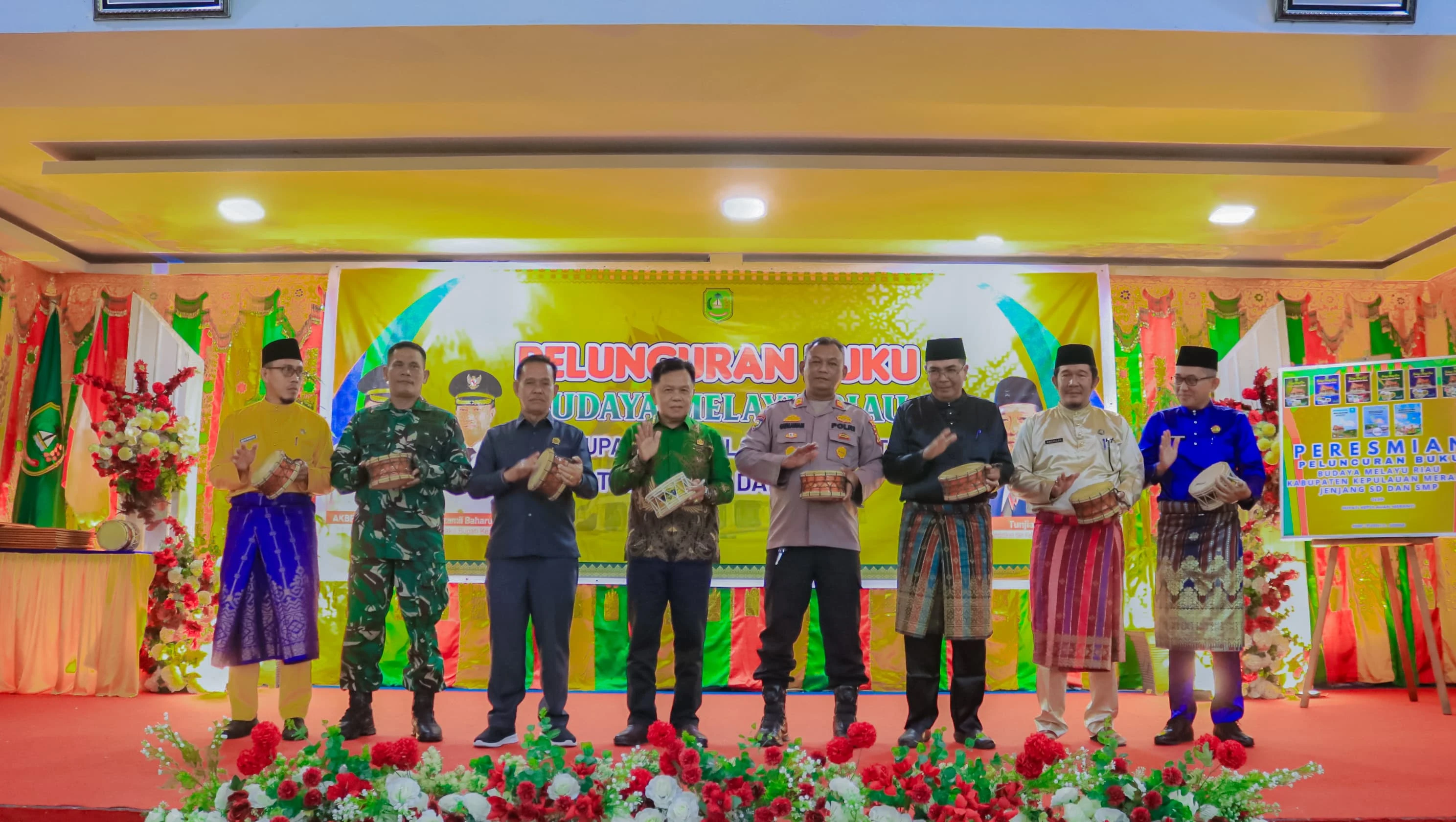 Bupati Meranti H. Asmar Menghadiri peluncuran Buku Muatan Lokal (Mulok) Budaya Melayu Riau untuk jenjang SD dan SMP. Peluncuran dipimpin langsung oleh Bupati Kepulauan Meranti, AKBP (Purn) H. Asmar di Ballroom Afifa, Selatpanjang.