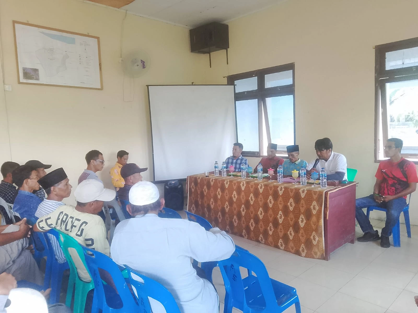 Pemcam Tebing Tinggi Barat melaksanakan monitoring dan evaluasi (monev) terhadap tertib administrasi dan program pembangunan di Desa Mekung dan Desa Alai Selatan
