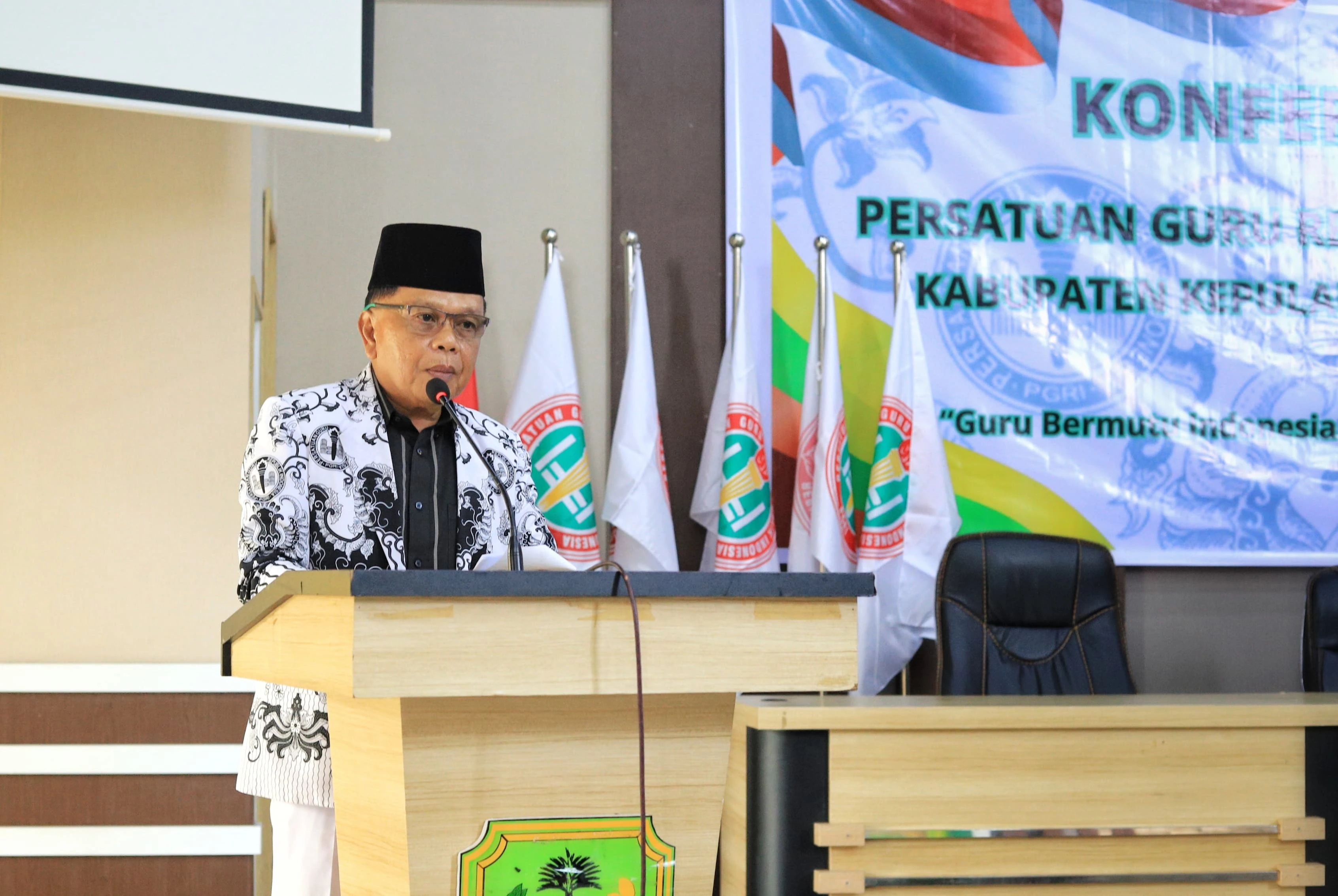Bupati Kepulauan Meranti, AKBP (Purn) H. Asmar, membuka Konferensi XXIII Persatuan Guru Republik Indonesia (PGRI) Kabupaten Kepulauan Meranti Tahun 2025