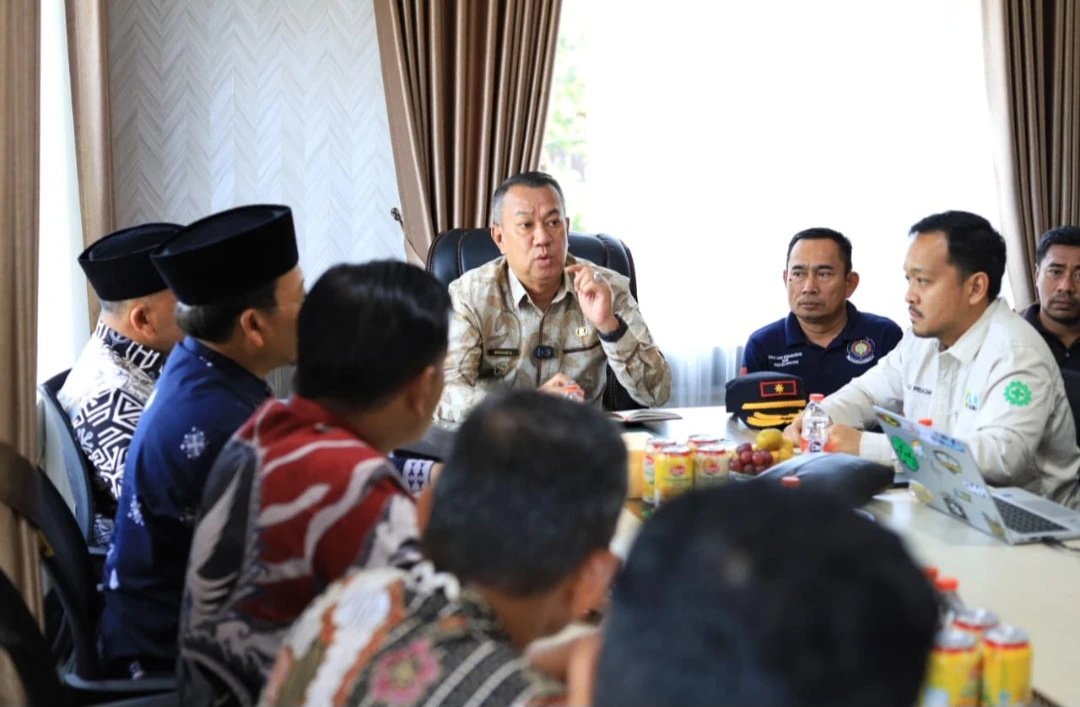 Wakil Bupati Kepulauan Meranti, Muzamil Baharudin, memimpin rapat koordinasi bersama ULP PLN Selatpanjang.