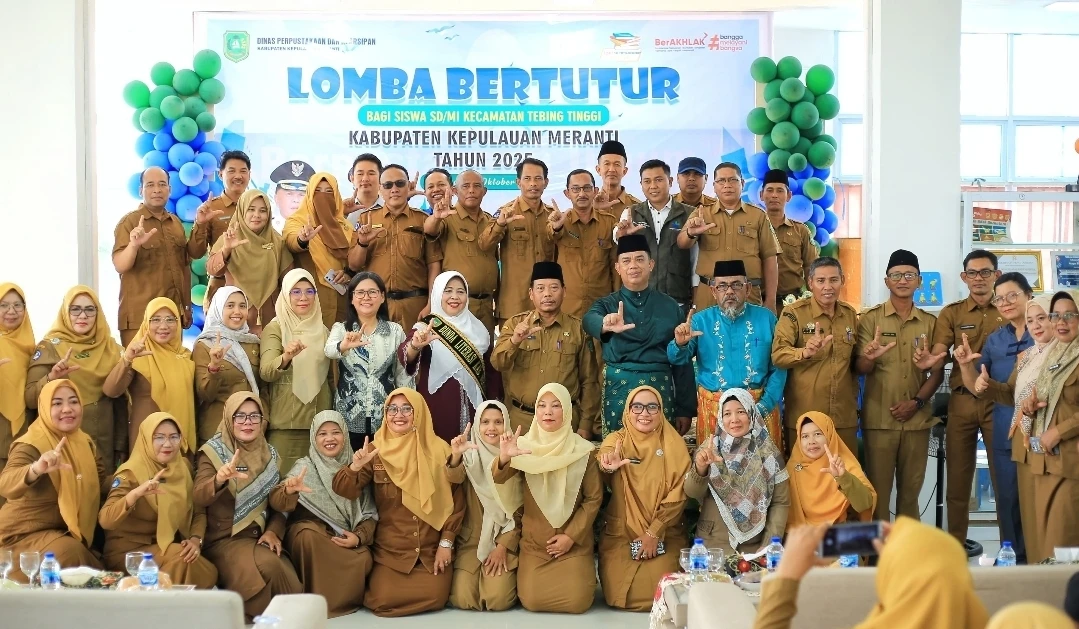 Asisten Bidang Administrasi Umum Setdakab Kepulauan Meranti, Drs. M. Mahdi, membuka Lomba Bertutur tingkat Kecamatan Tebingtinggi.