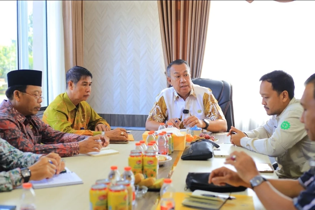 Wakil Bupati Kepulauan Meranti, Muzamil Baharudin SM MM, Saat rapat bersama manajemen PLN ULP Selatpanjang