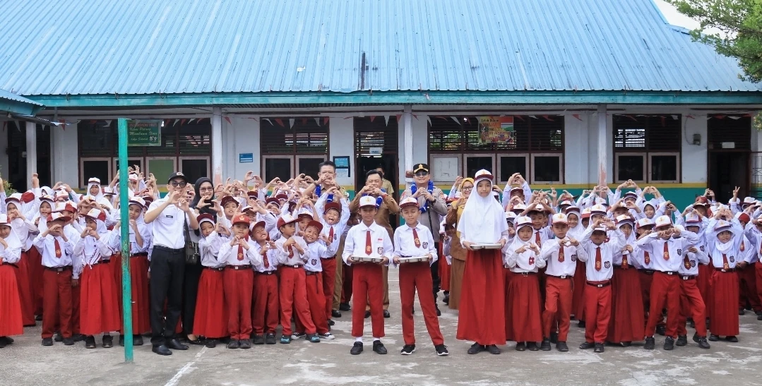 Bupati Kepulauan Meranti, AKBP (Purn) H. Asmar, menghadiri Launching Program Makan Bergizi Gratis (MBG) di SD Negeri 7 Tebingtinggi